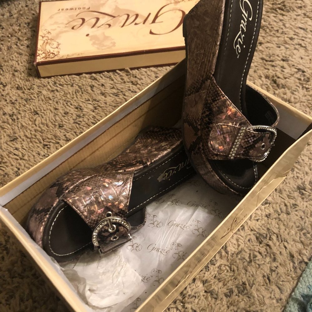 Brand New Size 6 Grazie Wedge Sandals